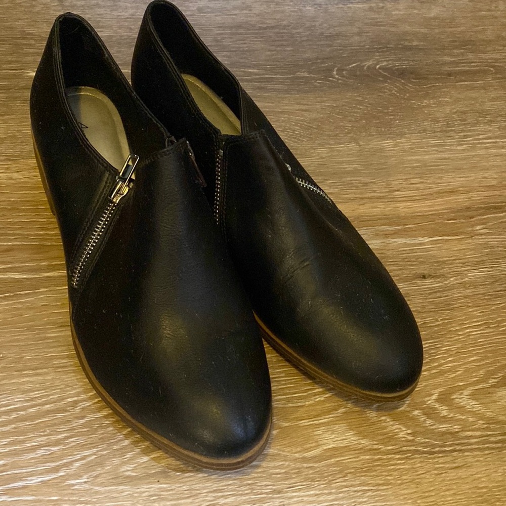 American eagle women’s low heel booties size 11